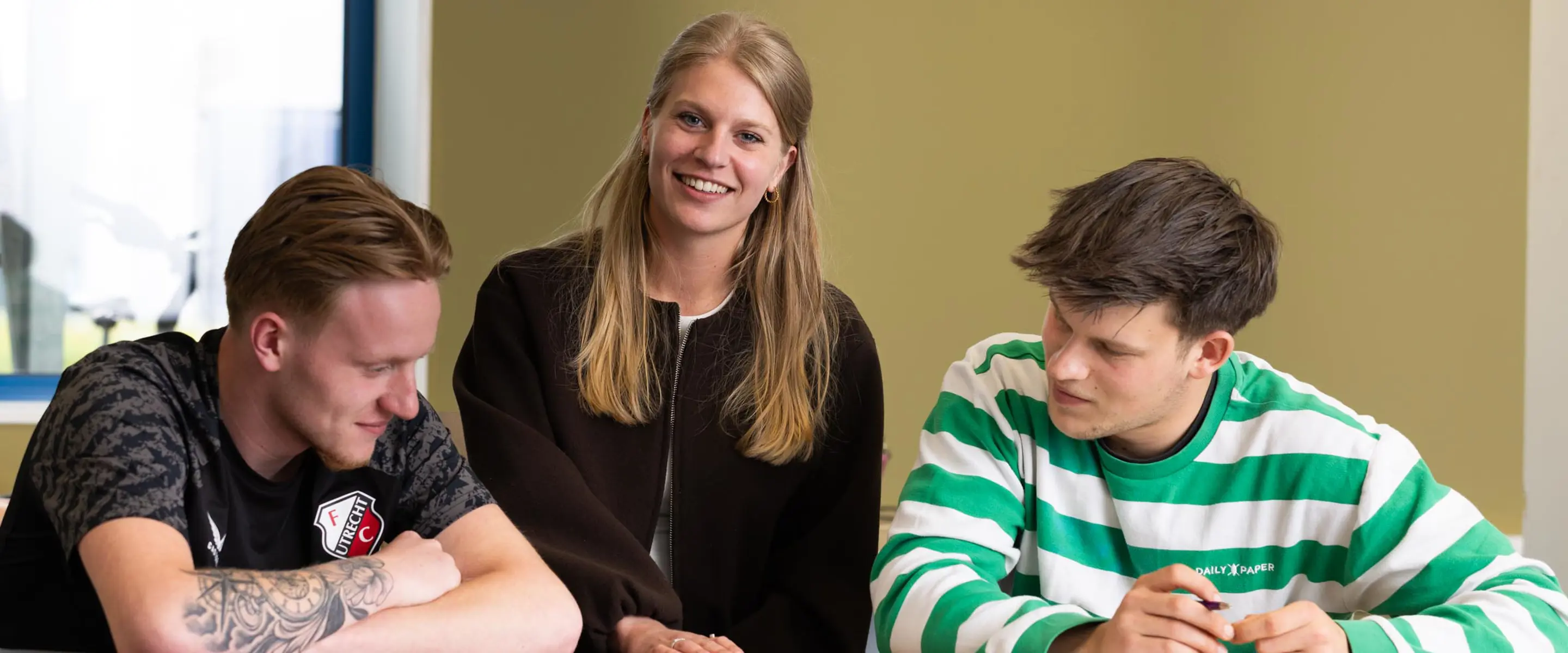 WerkenbijMBOA_Docent Daphne zittend met studenten.jpg