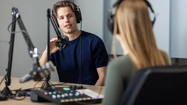 Marketing en sales studenten maken podcast Tijmen Lotus Exp. date 0.jpg