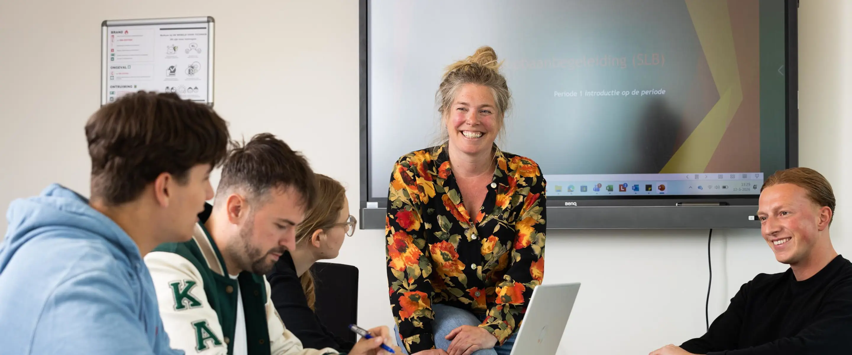 WerkenbijMBOA_Docent Rosanne met studenten (1).jpg
